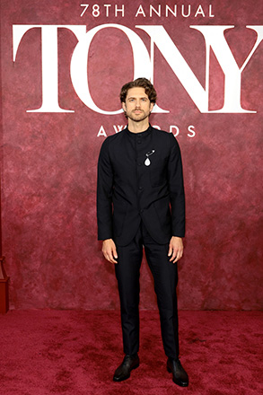 نجوم هوليوود يختارون البذلات الكلاسيكية والألوان الحيادية في حفل جوائز Tony Awards